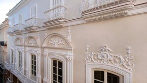 A building facade with ornate architectural details, including decorative balconies and arched windows. - Áurea Casa Palacio Sagasta By Eurostars Hotel Company (Cádiz)