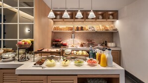 A well-lit breakfast buffet with various food items, a coffee machine, and a toaster. - Áurea Casa Palacio Sagasta By Eurostars Hotel Company (Cádiz)
