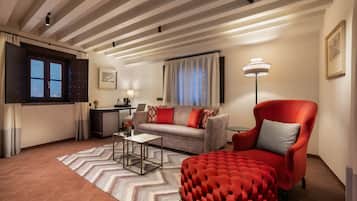 Suite (Torre Mirador) | Minibar, in-room safe, desk, soundproofing