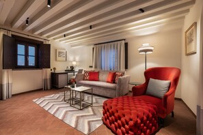 Suite (Torre Mirador) | Een minibar, een kluis op de kamer, een bureau, geluiddichte muren