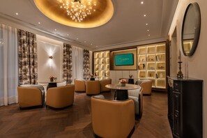 32-inch flat-screen TV with digital channels, TV - Áurea Casa Palacio Sagasta By Eurostars Hotel Company (Cádiz)