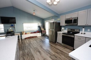 Refrigerador, microondas, horno y parrilla de estufa 