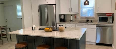 Jääkaappi, mikroaaltouuni, uuni, liesi