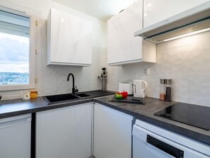 Fridge, microwave, dishwasher, cookware/dishes/utensils