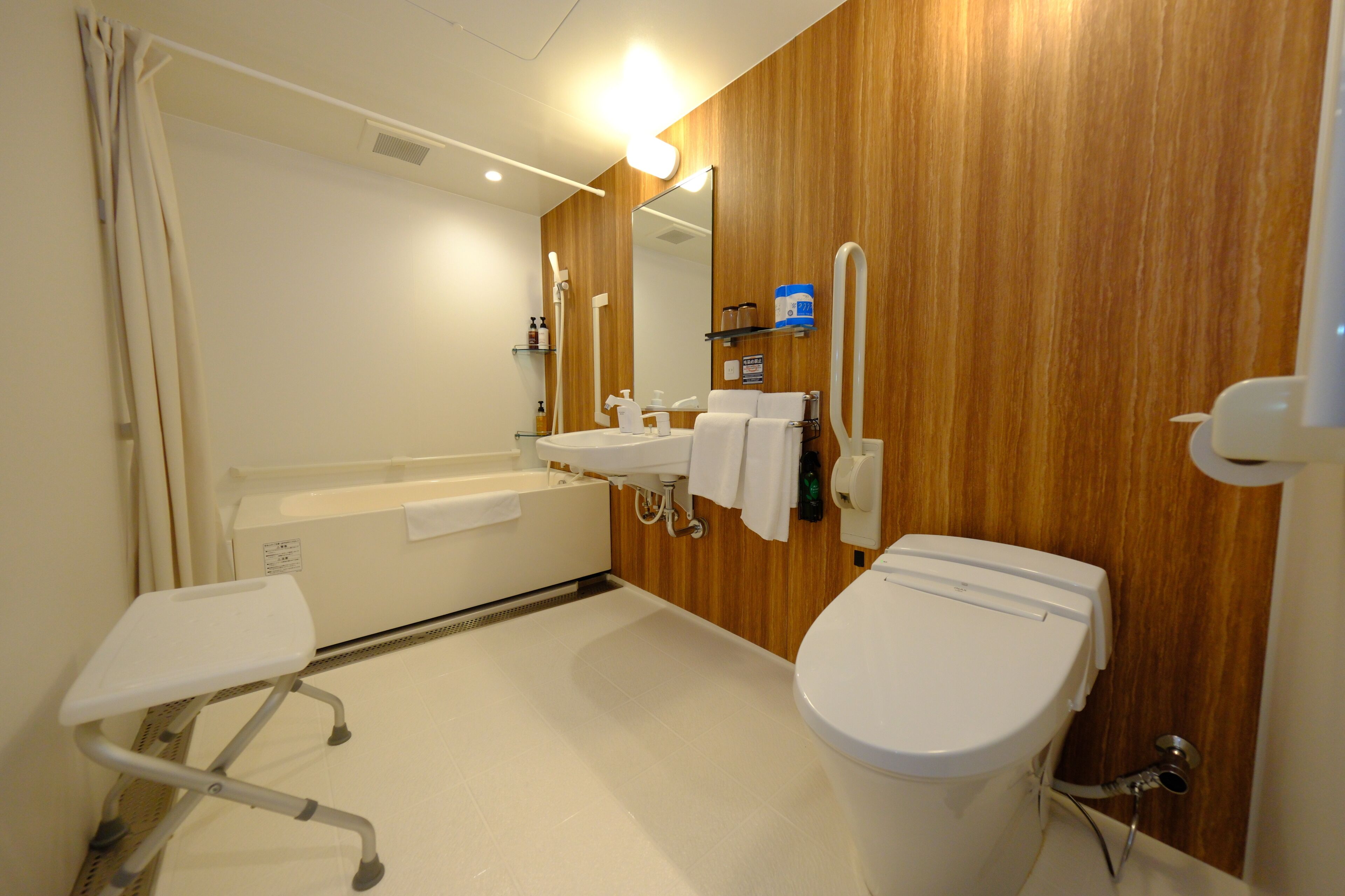 Un baño con bañera, inodoro y lavabo.