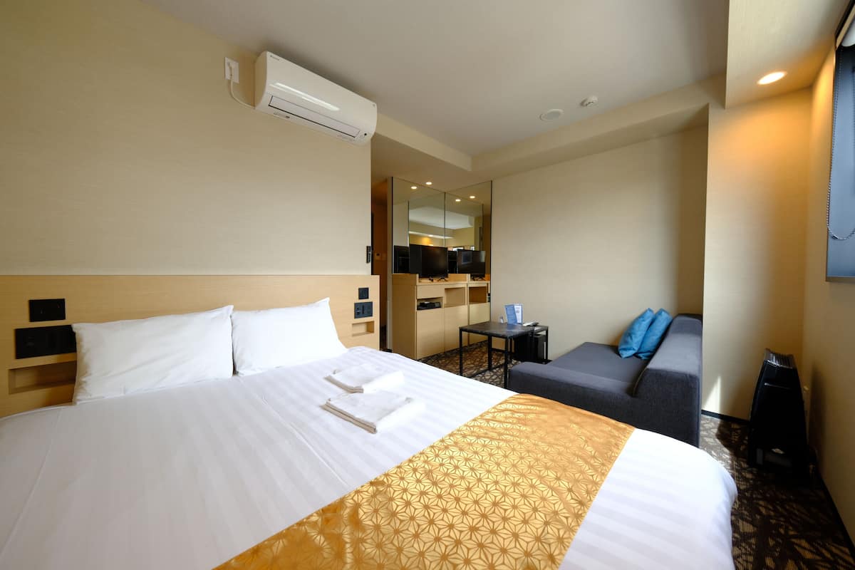 Economy Queen Room, Non Smoking | Desk, blackout drapes, free WiFi, bed sheets