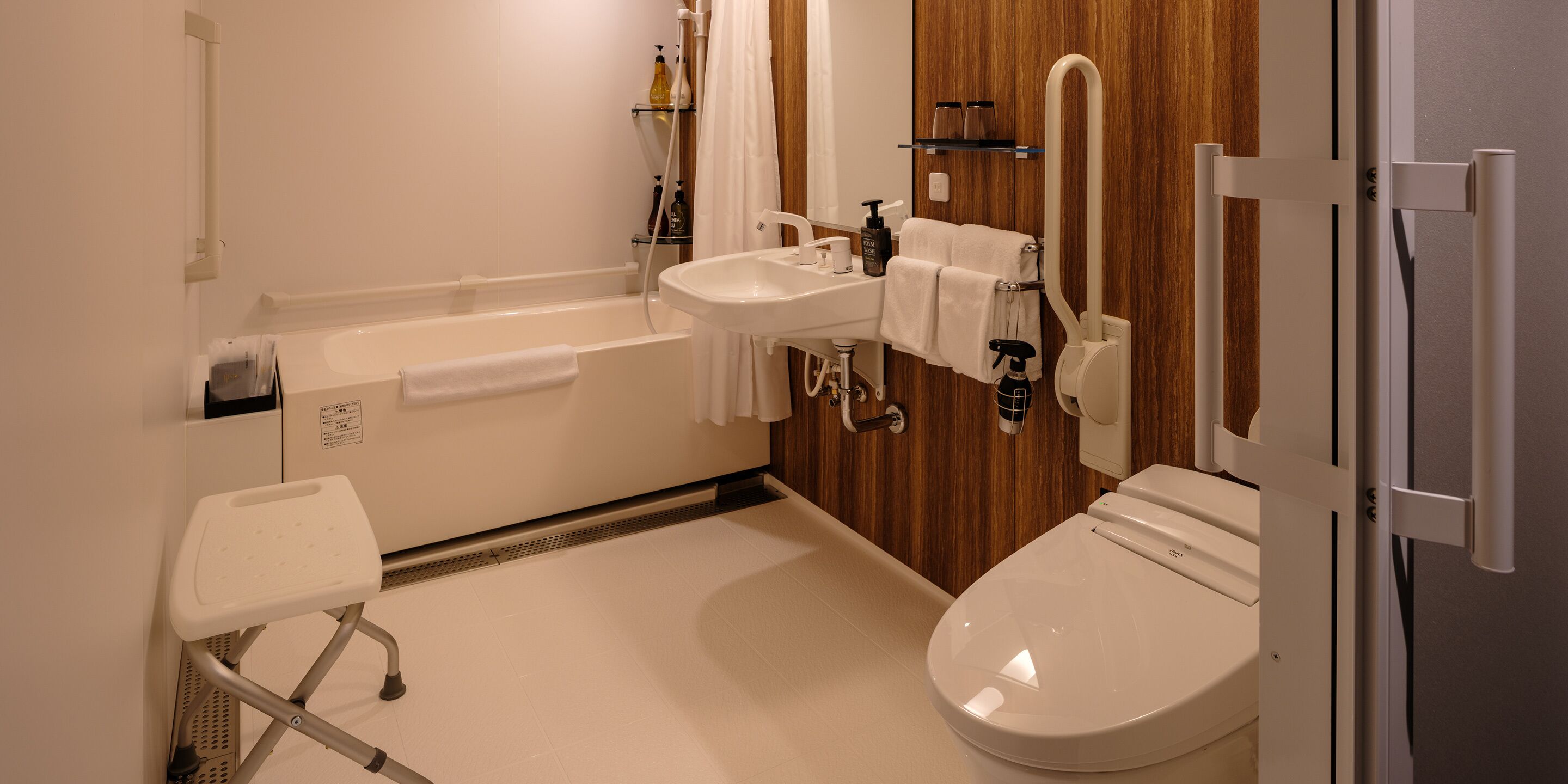 standard twin room, non smoking | bathroom | separate bathtub and shower, slippers, bidet, towels