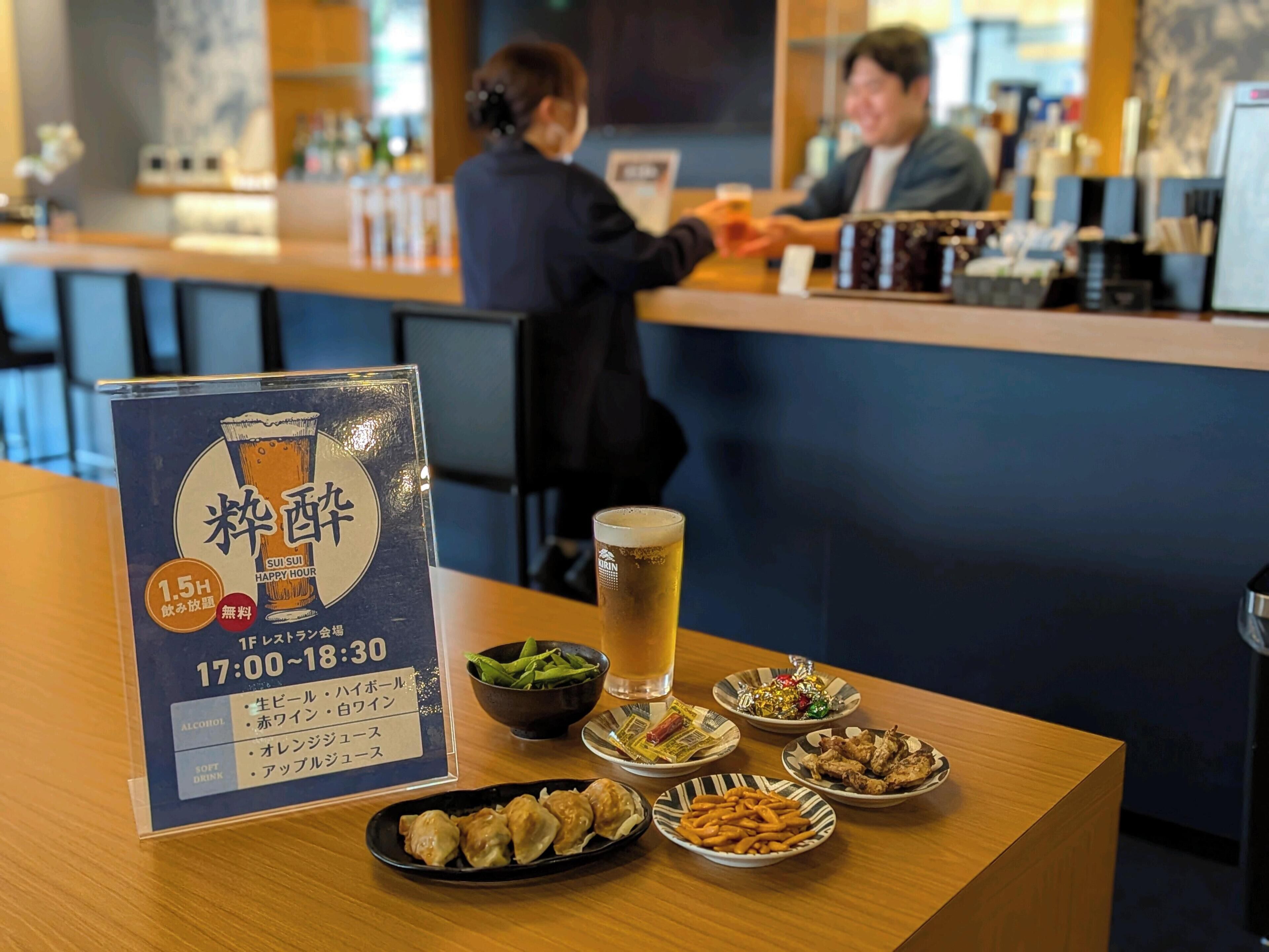 Une scène de restaurant avec un tableau affichant le menu, un verre de bière et divers plats sur la table.
