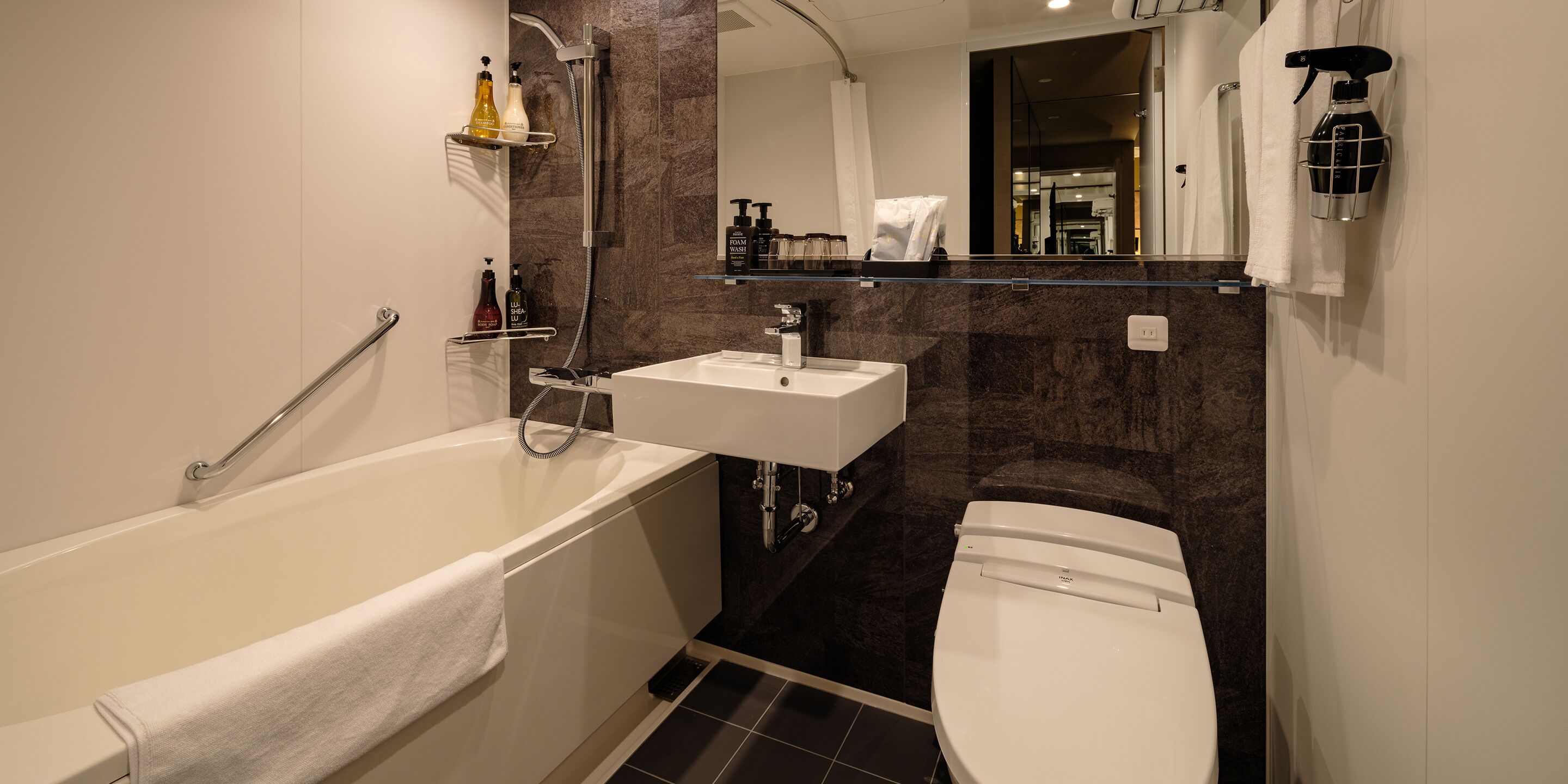 separate bathtub and shower, slippers, bidet, towels