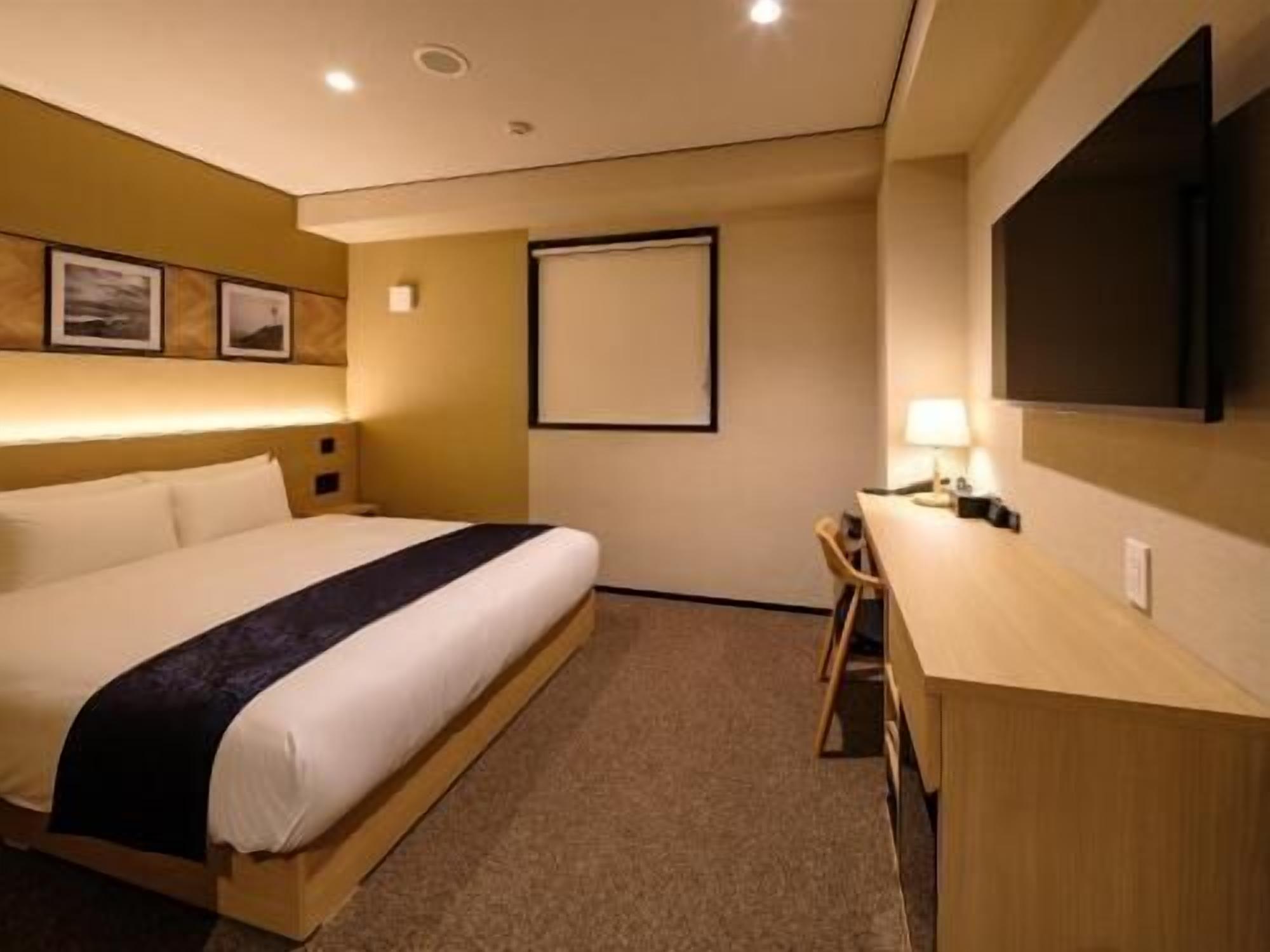Escritorio, cortinas blackout, wifi gratis y ropa de cama 