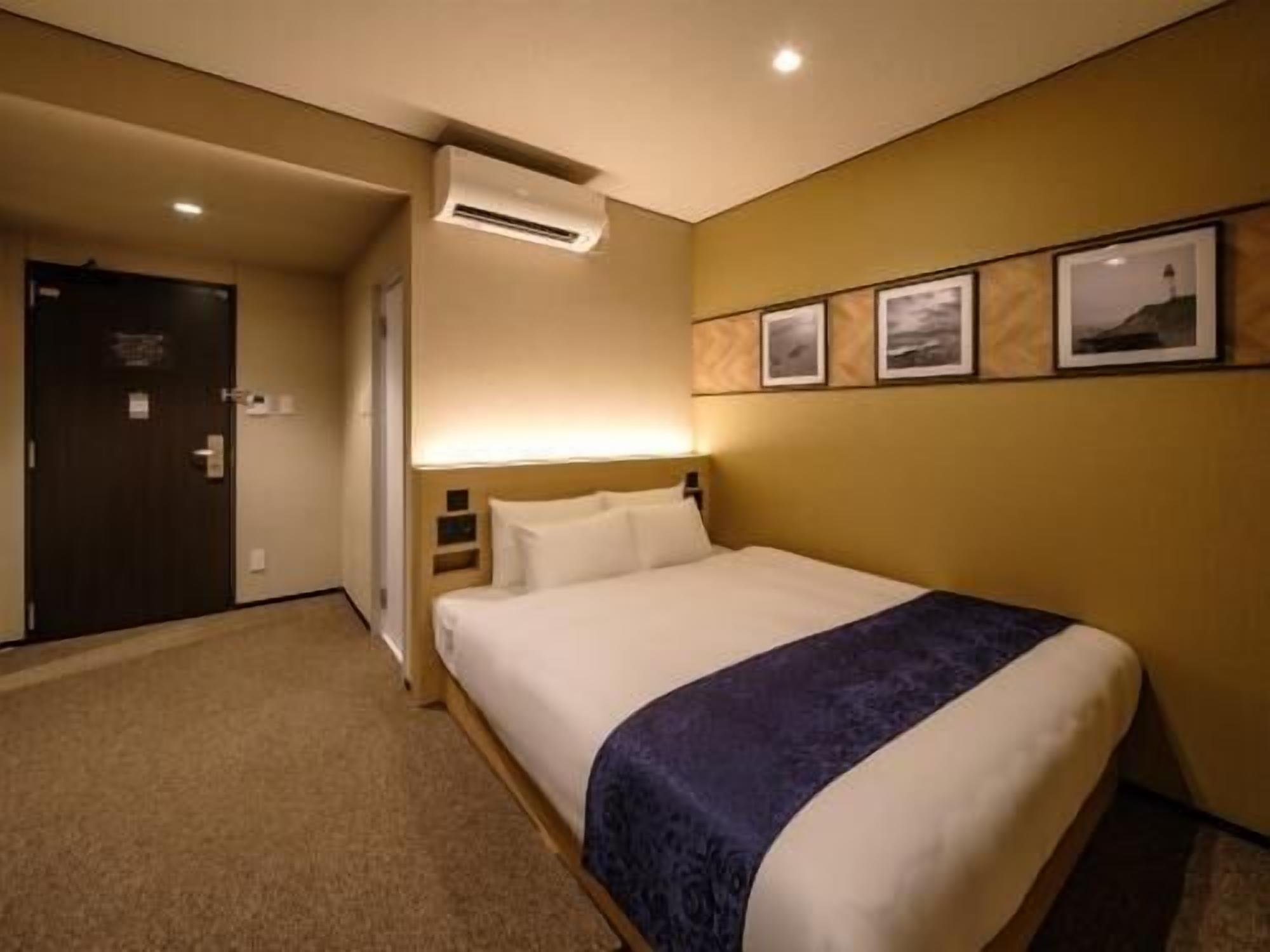 Desk, blackout drapes, free WiFi, bed sheets