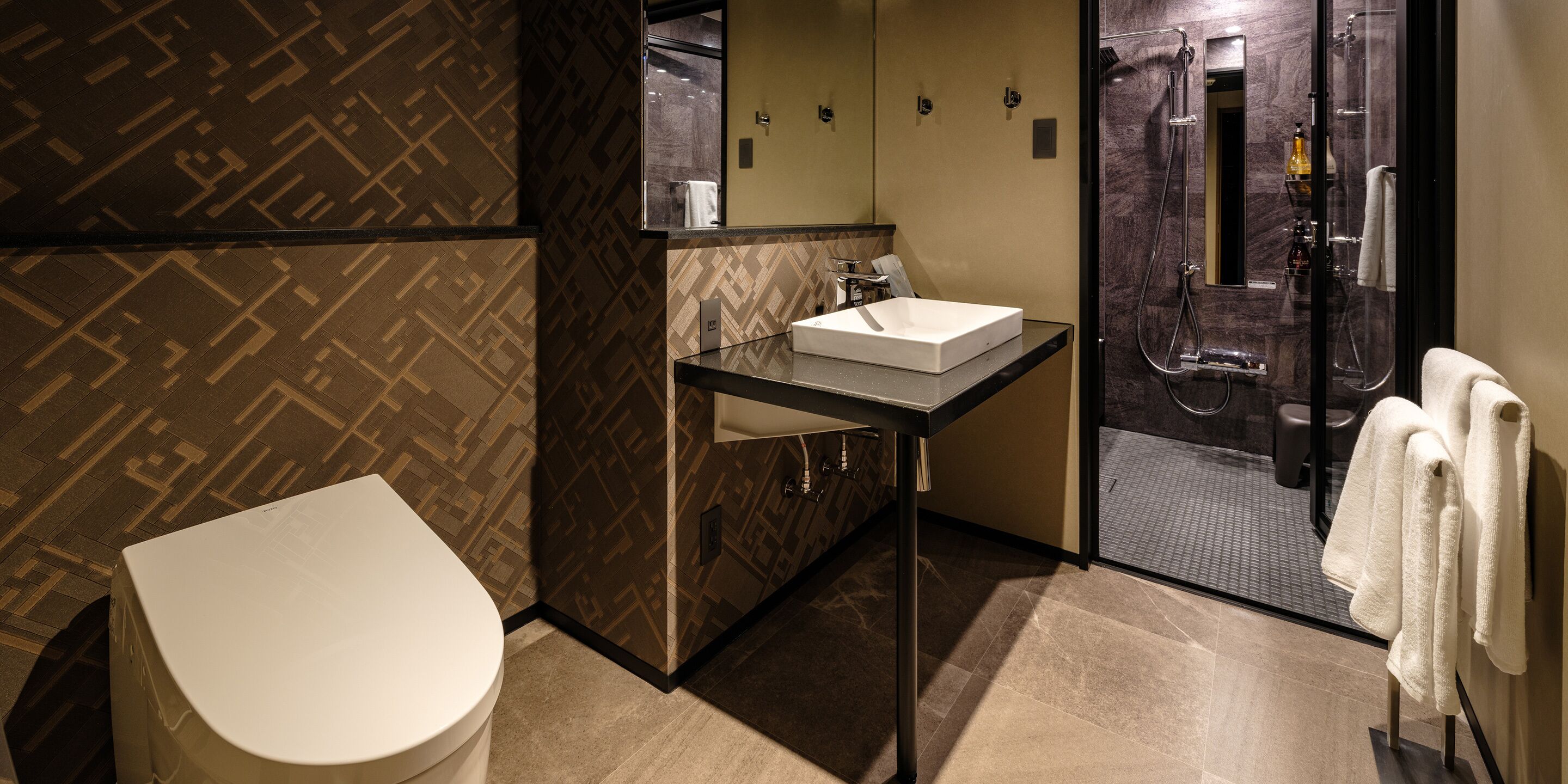 superior queen room, non smoking | bathroom | separate bathtub and shower, slippers, bidet, towels