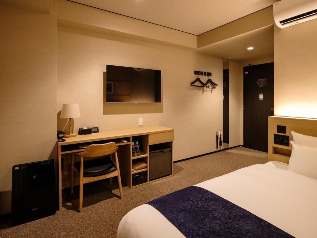 Desk, blackout drapes, free WiFi, bed sheets