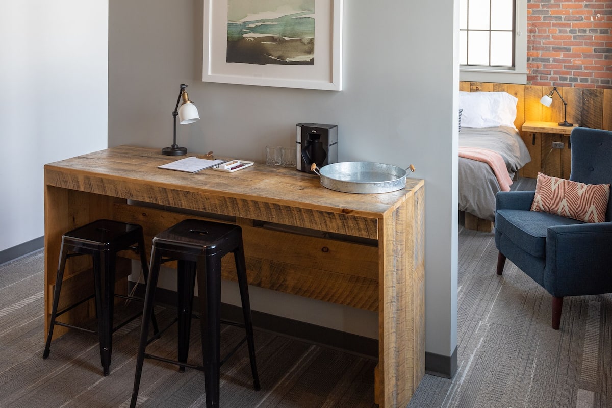 Room 6 | Individually decorated, desk, iron/ironing board, free WiFi