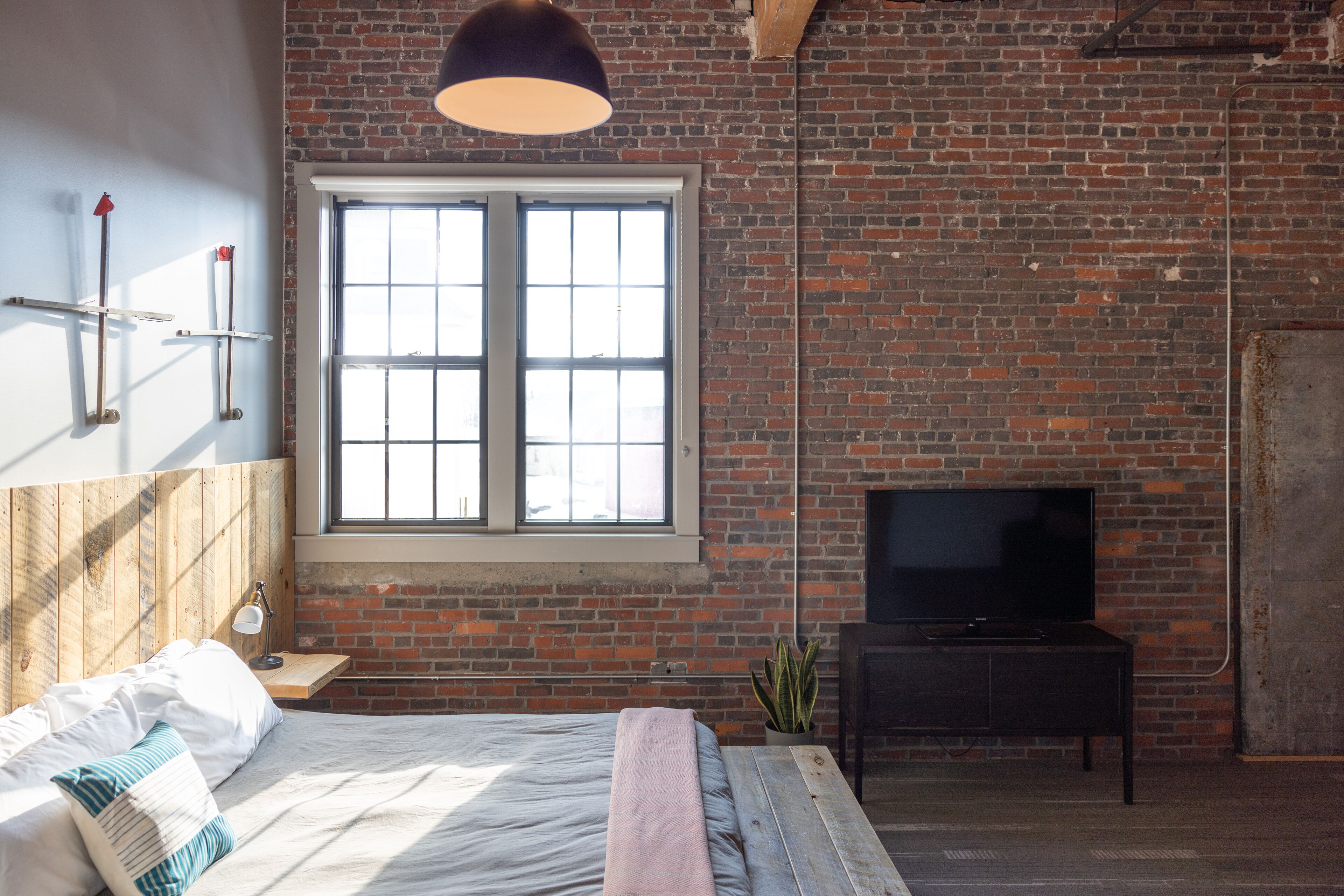 room 5 | 1 bedroom, individually decorated, desk, iron/ironing board