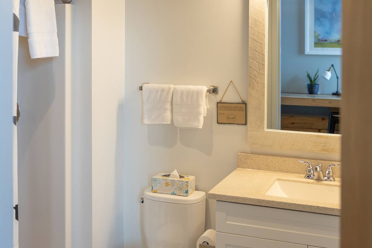 room 4 | bathroom | shower, hair dryer, towels