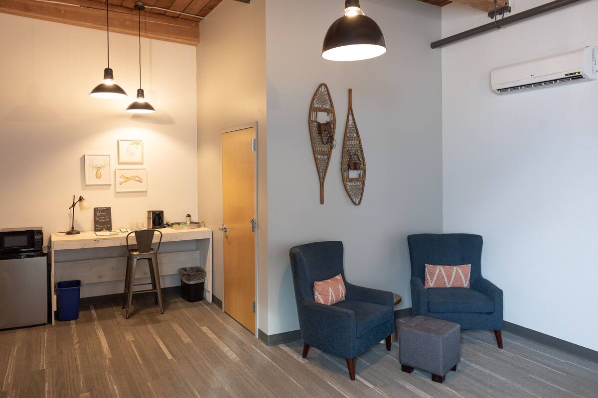 room 5 | 1 bedroom, individually decorated, desk, iron/ironing board