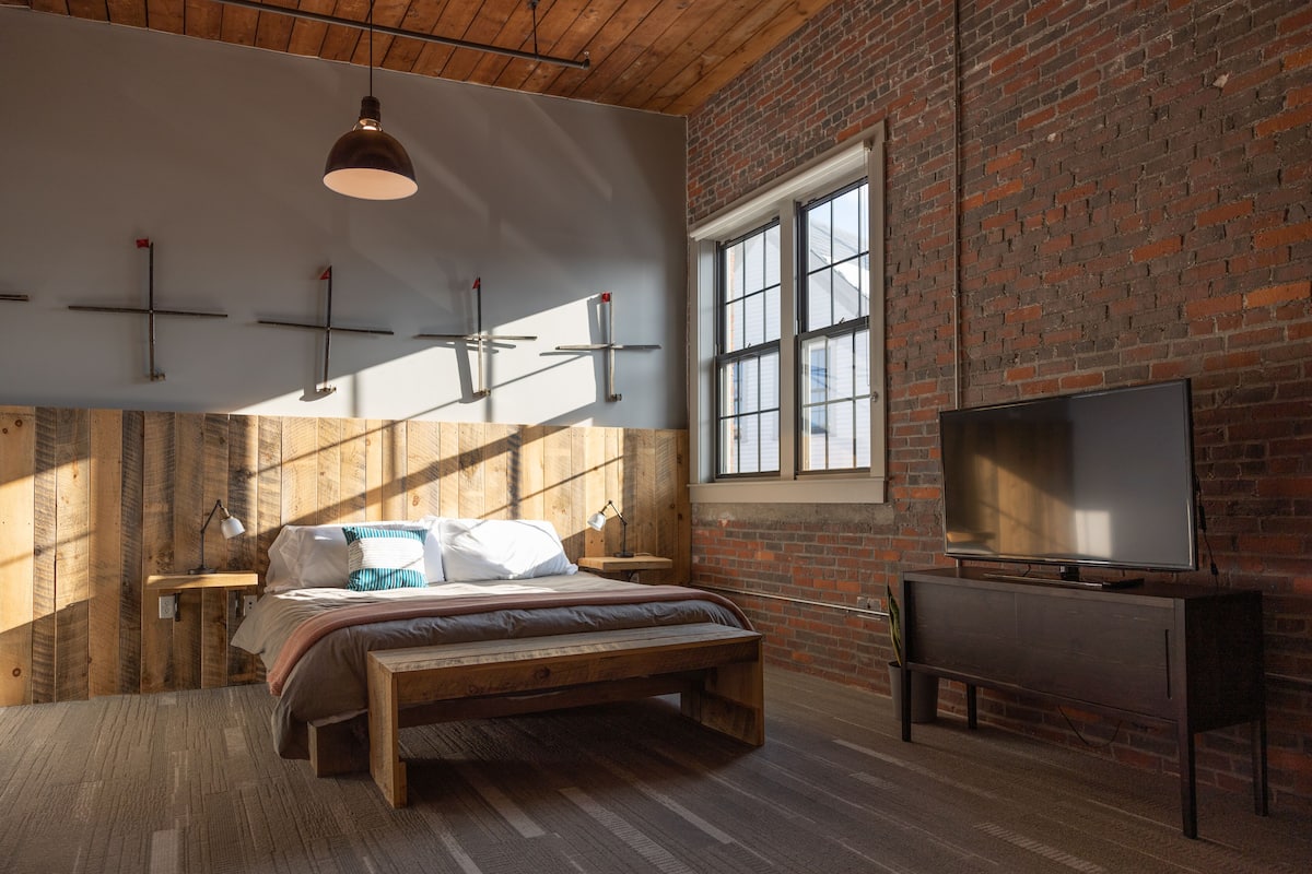 room 5 | 1 bedroom, individually decorated, desk, iron/ironing board