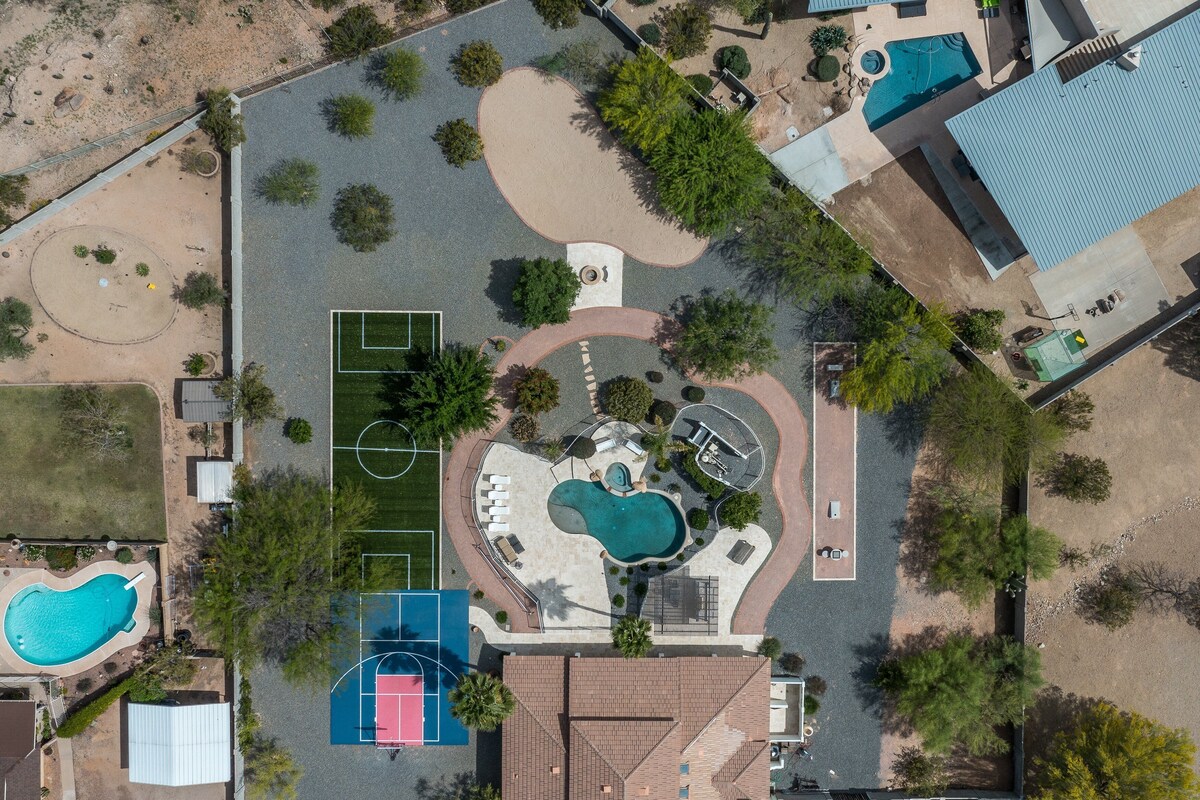 Pickleball, Cornhole, Basketball Court! Tons of space at Paradise Heights Retreat