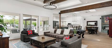 Fernseher, Videospiele, Musikbibliothek, Stereoanlage