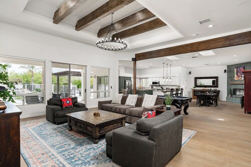 Pickleball, Cornhole, Basketball Court! Tons of space at Paradise Heights Retreat