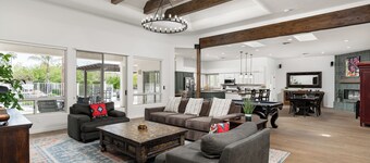 Pickleball, Cornhole, Basketball Court! Tons of space at Paradise Heights Retreat