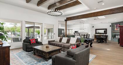 Pickleball, Cornhole, Basketball Court! Tons of space at Paradise Heights Retreat