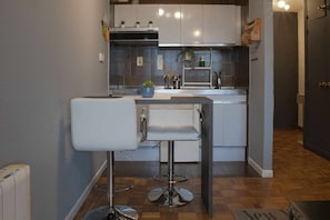 Microondas y utensilios de cocina