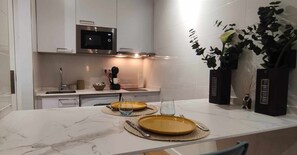 Mikrobølgeovn, kaffetrakter/tekoker og kjøkkenutstyr