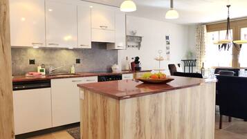 Réfrigérateur, micro-ondes, four, lave-vaisselle