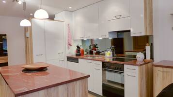 Réfrigérateur, micro-ondes, four, lave-vaisselle