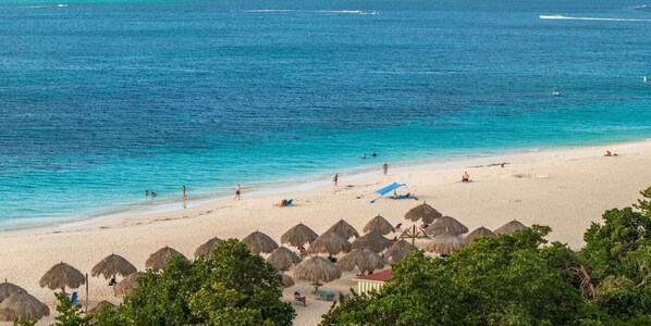 En la playa, camastros y toallas de playa 