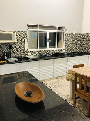 Geladeira, micro-ondas, fogão, cooktop