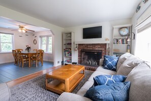 スマートテレビ、暖炉、書庫