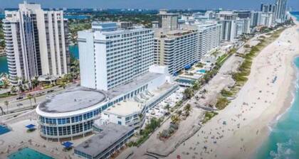 Lovely Apartment steps from the Ocean sleep 10!
