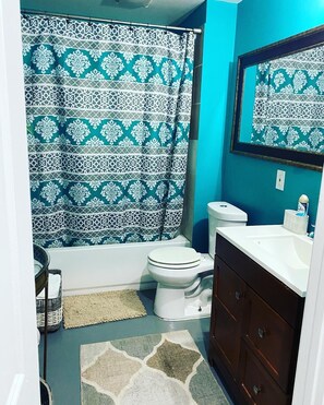Combined shower/bathtub, hair dryer, towels