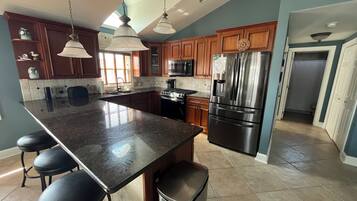 KĂŒhlschrank, Mikrowelle, Ofen, Herdplatte