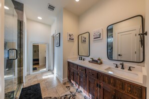 Combined shower/bathtub, hair dryer, towels, soap - Modern luxury home - on 1/2 acre near Kalahari (Hutto)