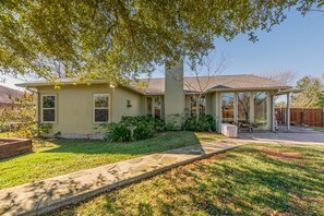 Exterior - Modern luxury home - on 1/2 acre near Kalahari (Hutto)