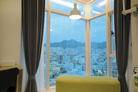 Trustful | Premium bedding, in-room safe, desk, blackout drapes