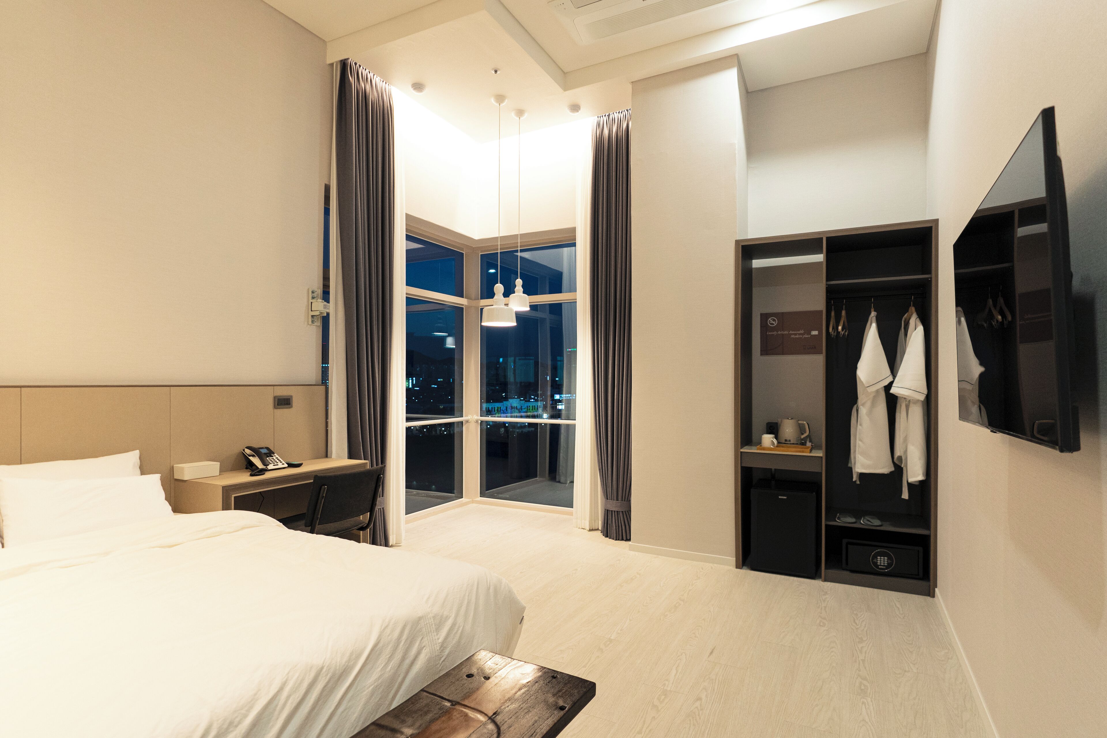 Cheerful | Bộ đồ giường cao cấp, két bảo mật tại phòng, bàn, màn/rèm cản sáng 