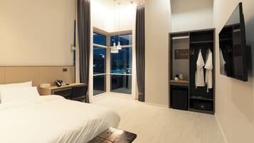 Cheerful | Ropa de cama de alta calidad, caja fuerte, escritorio y cortinas opacas