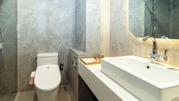 Artículos de tocador gratuitos, secador de pelo, pantuflas, toallas