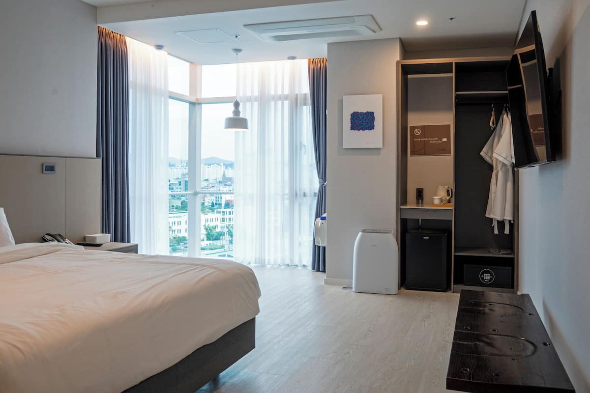 Cheerful | 1 bedroom, premium bedding, in-room safe, desk