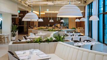Breakfast, lunch, brunch served; American cuisine
