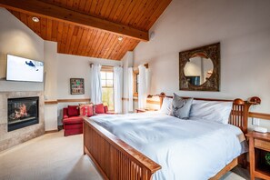 6 bedrooms, desk, WiFi, bed sheets