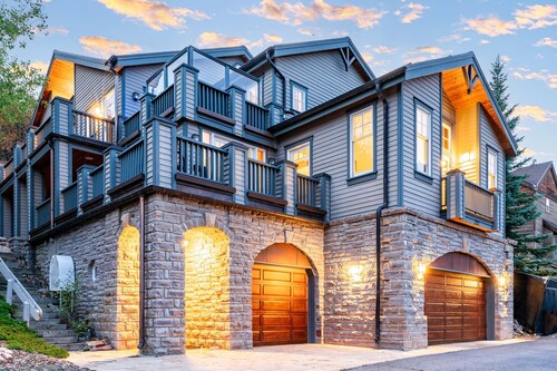 Perfectly Positioned in Old Town, Steps to Ski Runs & Town Lift, Private Hot Tub!