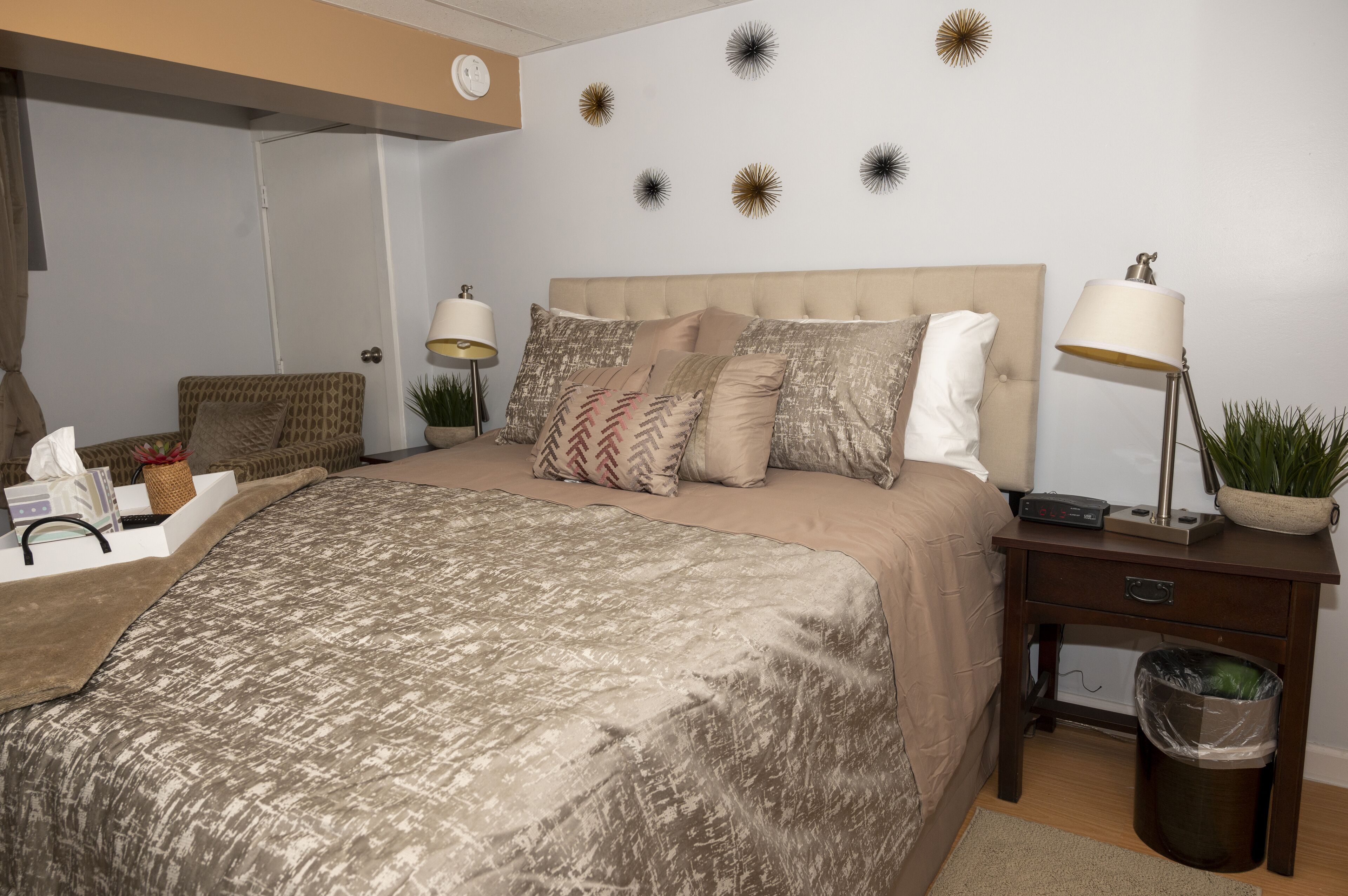 Quiet, cozy, newly renovated unit w/ fireplace close to highways and town center in Hamden, United States