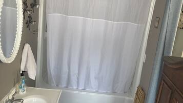 Baignoire, sèche-cheveux, serviettes fournies, papier toilette