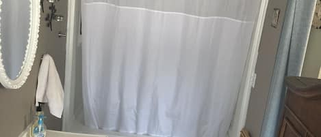 Badewanne, Haartrockner, HandtĂŒcher, Toilettenpapier